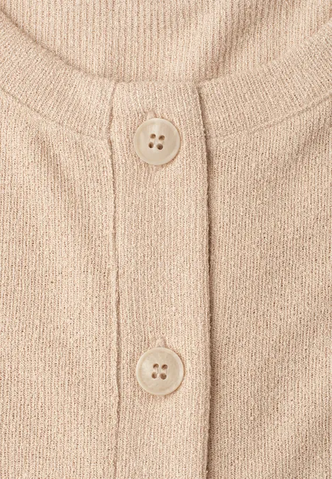 Beige Strickjacke mit Rundhalsausschnitt und zwei Knöpfen.