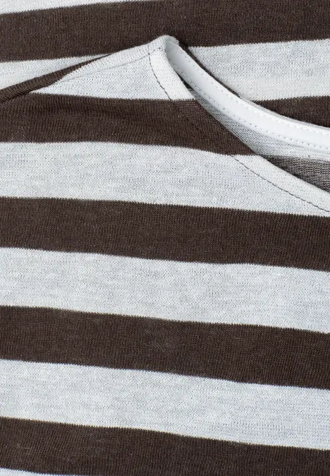 Close-up van een shirt met ronde hals en brede witte en donkere horizontale strepen.