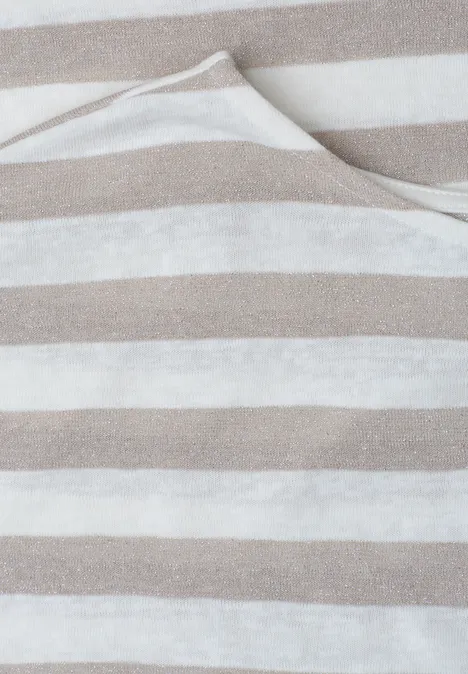 Close-up van beige-witte, horizontale strepenstof met subtiel zichtbare halsuitsnijding.