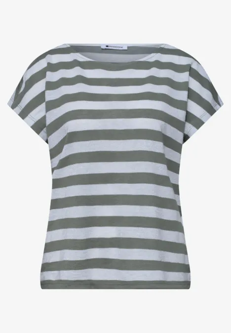 Locker geschnittenes T-Shirt mit kurzen überschnittenen Ärmeln und oliv-weißen Querstreifen.