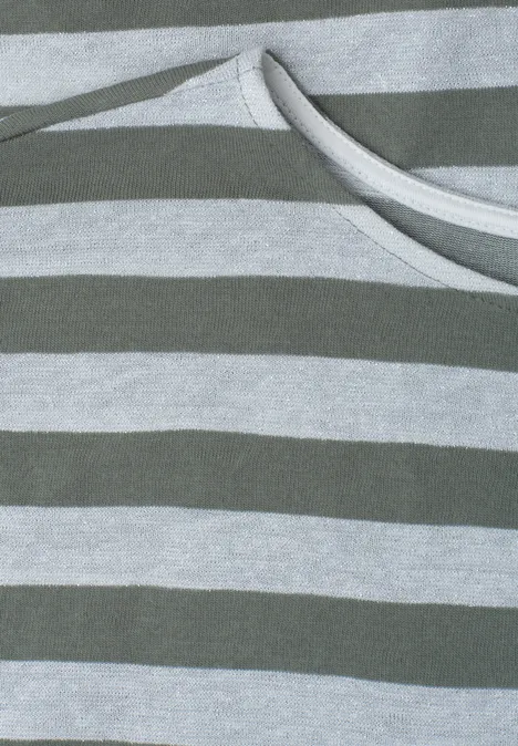 Nahaufnahme eines grauen, gestreiften Stoffes mit weißer Kordel.