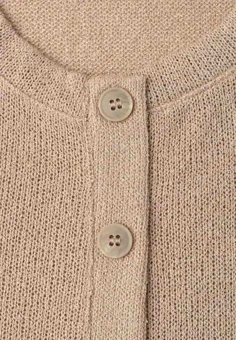 Beige Strickjacke mit Knopfleiste und zwei runden Knöpfen aus lockerem Garn