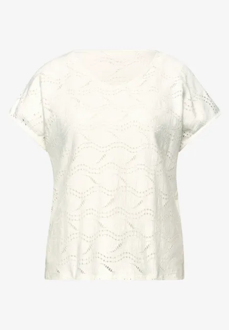 Weißes Damen-Shirt mit kurzen Ärmeln und filigranem Spitzenmuster.