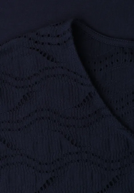 Dunkelblauer Strickstoff mit wellenförmigem Lochmuster.