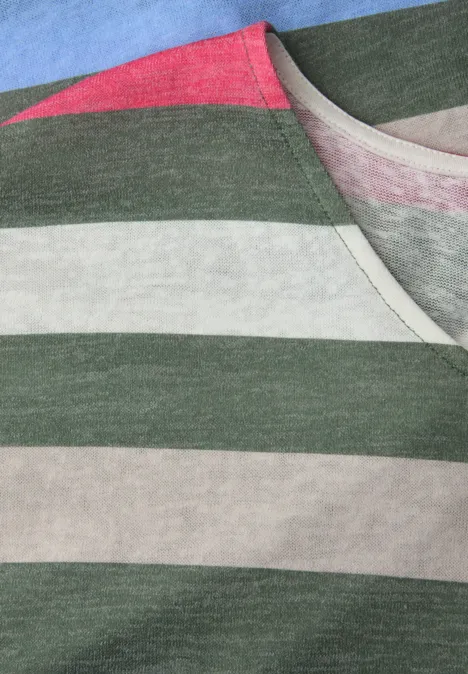 T-Shirt mit gerundetem V-Neck und Streifen bound green T-Shirt mit gerundetem V-Neck und Streifen bound green