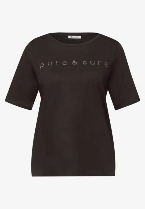 Zwart T-shirt met korte mouwen en witte tekst „pure & sure“ op de borst.