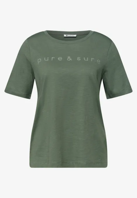 Grünes T-Shirt mit Kurzarm und weißem 'pure & sure'-Schriftzug auf der Brust.