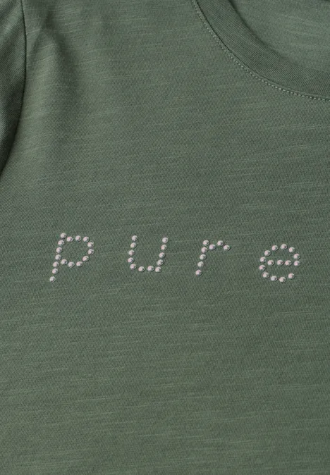Ein olivgrünes T-Shirt mit dem Schriftzug „pure“ in punktueller Schrift an der Vorderseite.