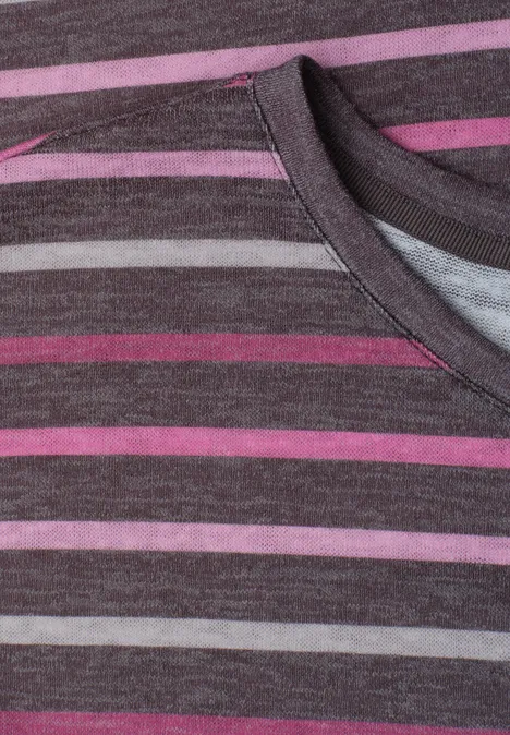 Close-up van een gestreept T-shirt met V-hals in grijs, roze en paars.