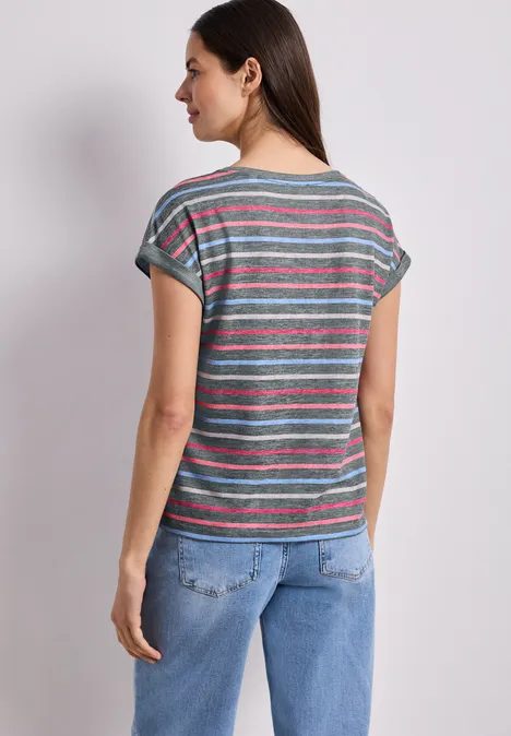 Frau von hinten in gestreiftem T-Shirt und blauen Jeans