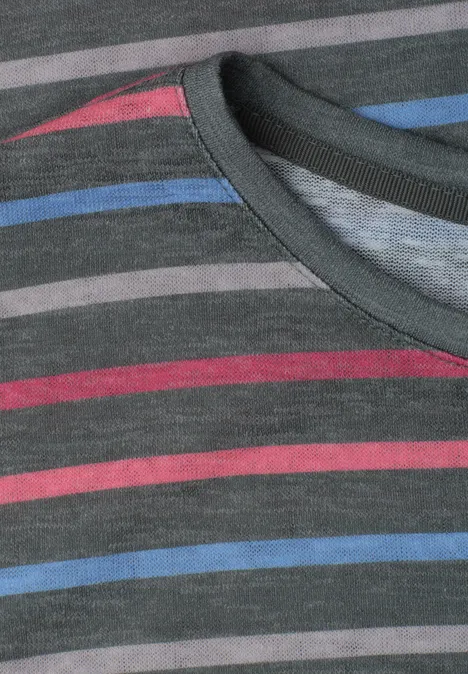 Graues T-Shirt mit roten, blauen und grauen Streifen und Rundhalsausschnitt.