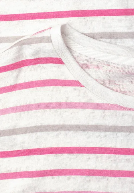 Close-up van een wit T-shirt met grijze en roze horizontale strepen bij de ronde hals.