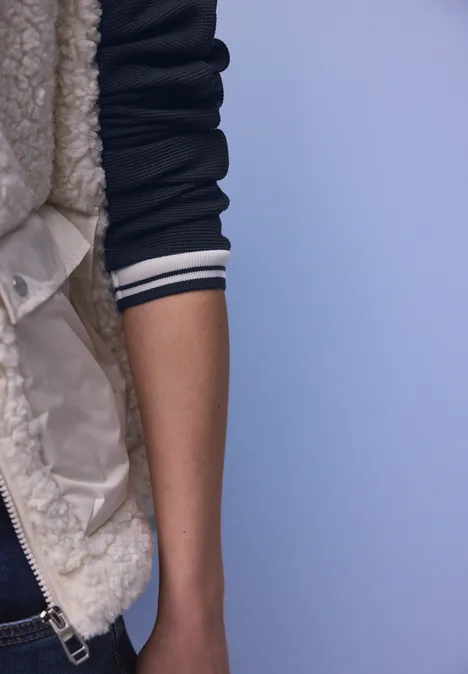 T-shirt avec détails en tape shadowed navy T-shirt avec détails en tape shadowed navy