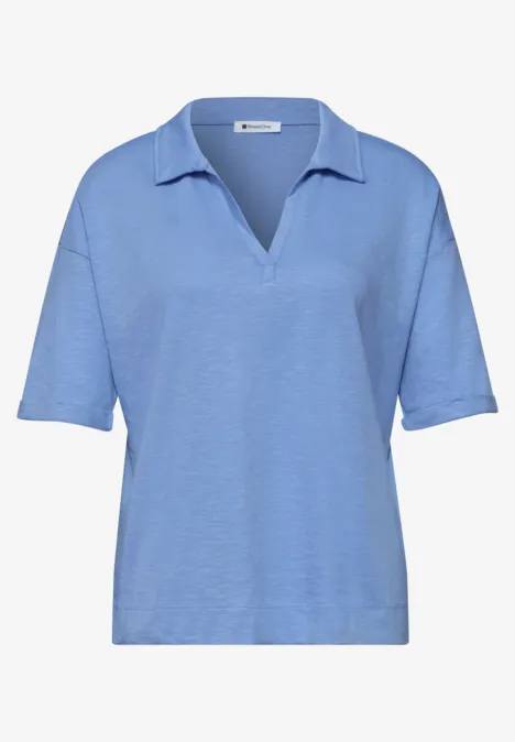 Hellblaues Poloshirt mit kurzen Ärmeln und V-Ausschnitt.