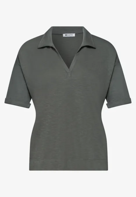 Kurzärmeliges Damen-Poloshirt in Grau-Grün mit V-Ausschnitt und legerem Kragen.