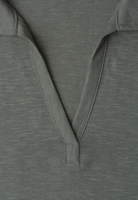 Graues, lässiges Henley-Shirt mit V-Ausschnitt und kurzer Knopfleiste aus weichem Stoff.