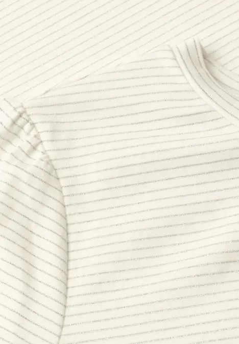 Hellbeiges Langarmshirt mit feinen, dunklen Horizontalstreifen aus Baumwolle.