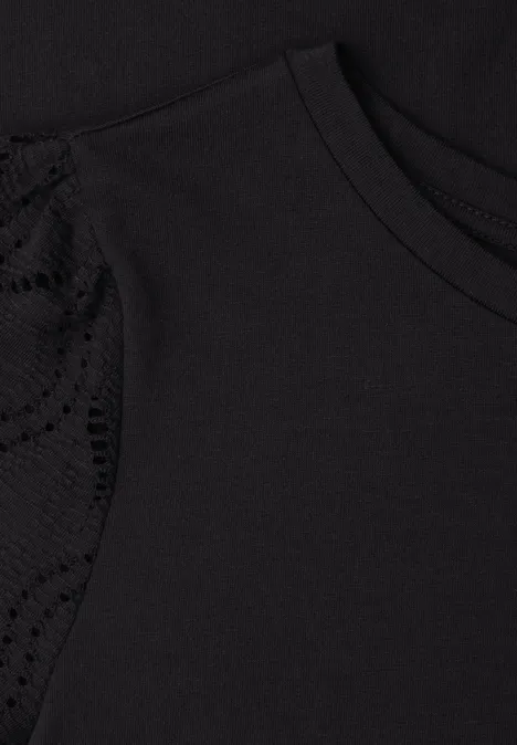 Schwarzes Shirt mit Spitzenbesatz am Schulterärmel.