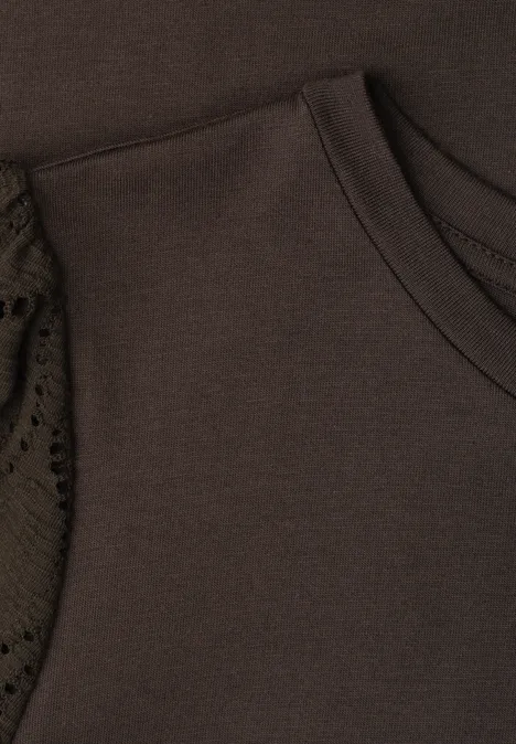 Braunes Kleidungsstück aus Stoff mit Rundhalsausschnitt und Spitzeneinsatz am Ärmel.