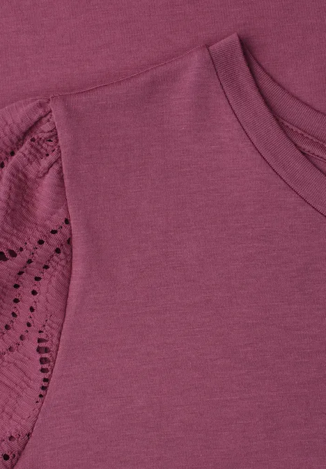 Paars shirt met kanten inzetstuk bij de korte mouwen.