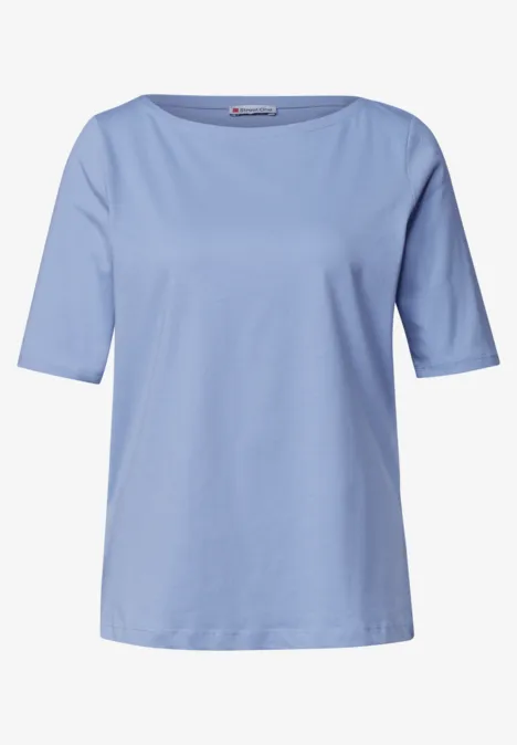 Basic T-Shirt mit U-Boot-Ausschnitt northern blue Ein hellblaues, kurzärmeliges T-Shirt aus Baumwolle.