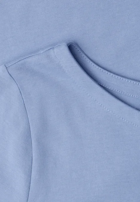 Basic T-Shirt mit U-Boot-Ausschnitt northern blue Nahaufnahme eines hellblauen T-Shirts mit Rundhalsausschnitt und Schulterpartie