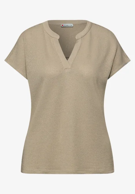 Shirt mit Split Neck im Strick-Look timeless beige Shirt mit Split Neck im Strick-Look timeless beige