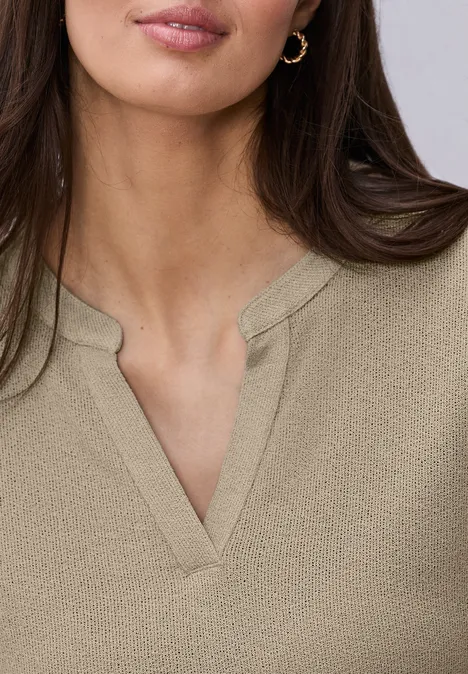 Shirt mit Split Neck im Strick-Look timeless beige Shirt mit Split Neck im Strick-Look timeless beige