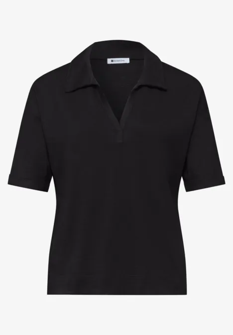 Schwarzes Damen-Poloshirt mit V-Ausschnitt und kurzen Ärmeln.
