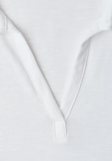 Nahaufnahme eines weißen Baumwoll-V-Ausschnitt-Shirts mit Verstärkungsdreieck am Kragen.