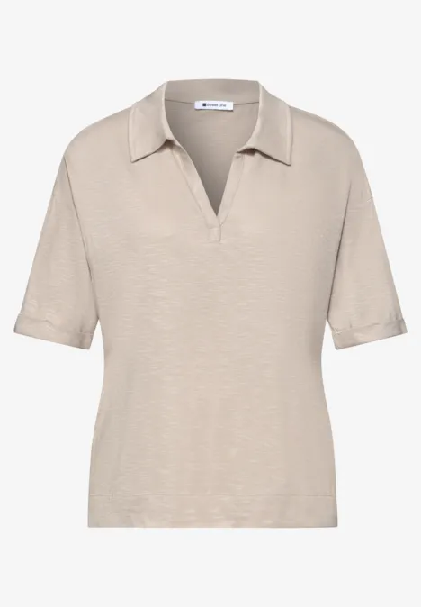 Beige, kurzärmliges Damen-Poloshirt mit V-Ausschnitt und lockerem Schnitt.
