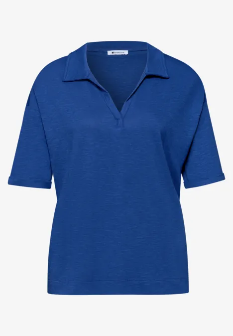 Ein schlichtes, kurzärmeliges blaues Poloshirt mit V-Ausschnitt.