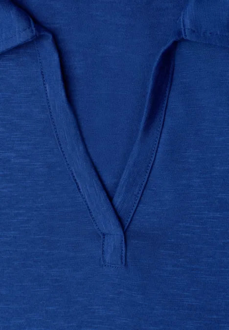 Blaues T-Shirt mit V-förmigem Ausschnitt