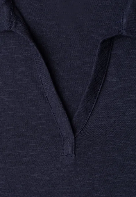 Dunkelblaues Poloshirt mit V-Ausschnitt und feiner Struktur.