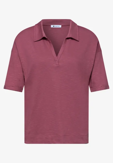 Rosa Poloshirt mit V-Ausschnitt, kurzärmelig.