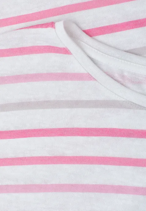 Nahaufnahme eines rosa-weiß gestreiften T-Shirts.