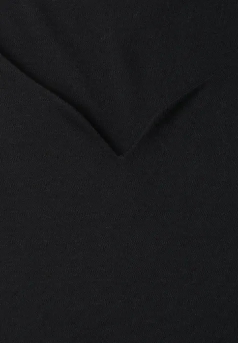 Schwarze Textiloberfläche mit V-förmiger Falte.