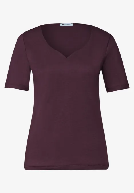 Basic T-Shirt mit Herzausschnitt rustic rouge Ein schlichtes, weinrotes Damen-Shirt mit kurzem Arm und V-Ausschnitt.