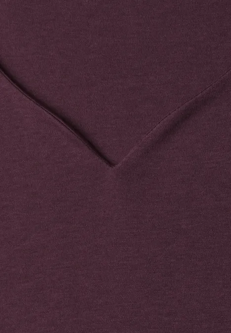 Basic T-Shirt mit Herzausschnitt rustic rouge Nahaufnahme eines weinroten V-Ausschnitt-Shirts aus weichem Stoff