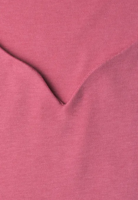 Basic T-Shirt mit Herzausschnitt blush berry Nahaufnahme eines rosa Stoffes mit V-förmiger Naht.