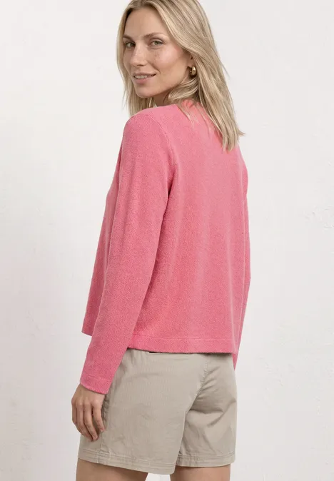 Veste à manches longues en look tricot blush berry Personne en pull rose et short beige, vue latérale de dos