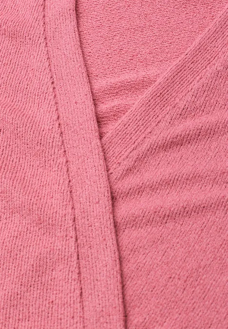 Veste à manches longues en look tricot blush berry Gros plan sur un tissu rose texturé avec couture et plis