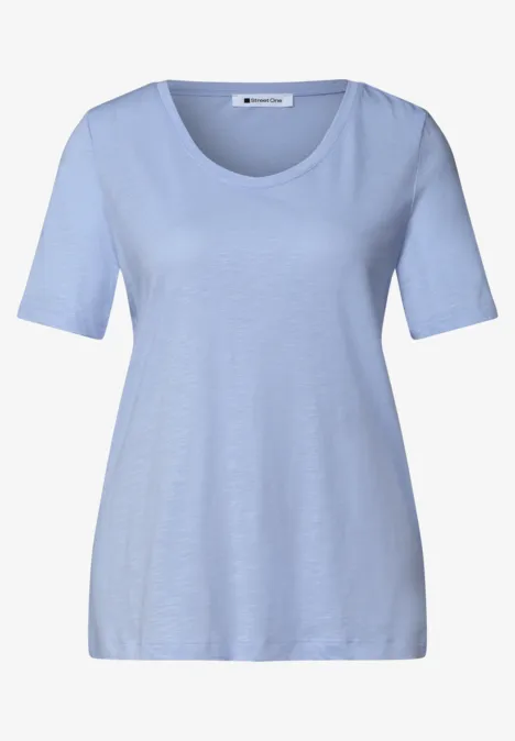 Hellblaues Damen-T-Shirt mit Rundhalsausschnitt und kurzen Ärmeln.