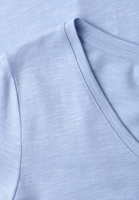 Nahaufnahme eines hellblauen V-Ausschnitt-T-Shirts mit leichter Struktur