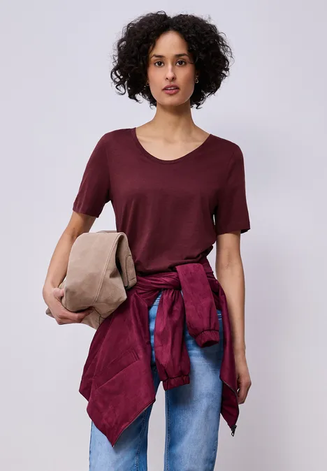 Basic T-Shirt mit V-Neck truffle red