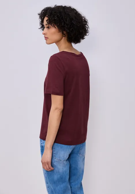 Basic T-Shirt mit V-Neck truffle red