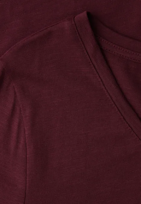 Basic T-Shirt mit V-Neck truffle red