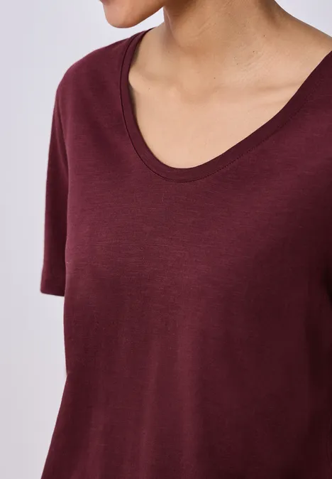 Basic T-Shirt mit V-Neck truffle red