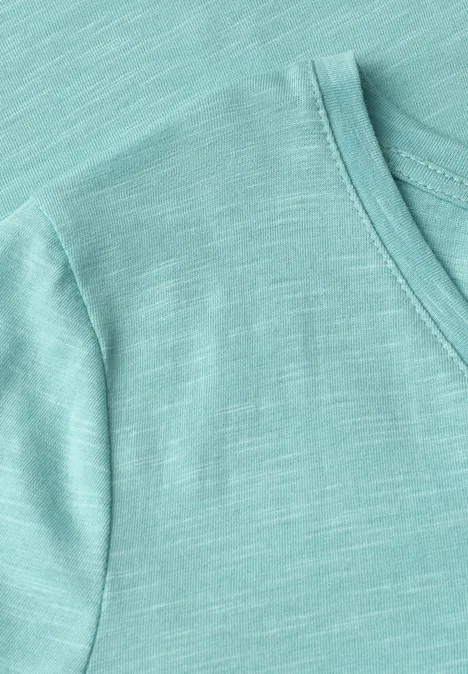 Hellgrünes T-Shirt mit Rundhalsausschnitt und melierter Struktur.
