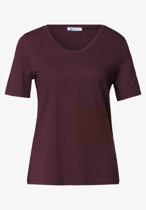 Schlichtes V-Ausschnitt-T-Shirt in dunklem Lila, kurzärmelig.